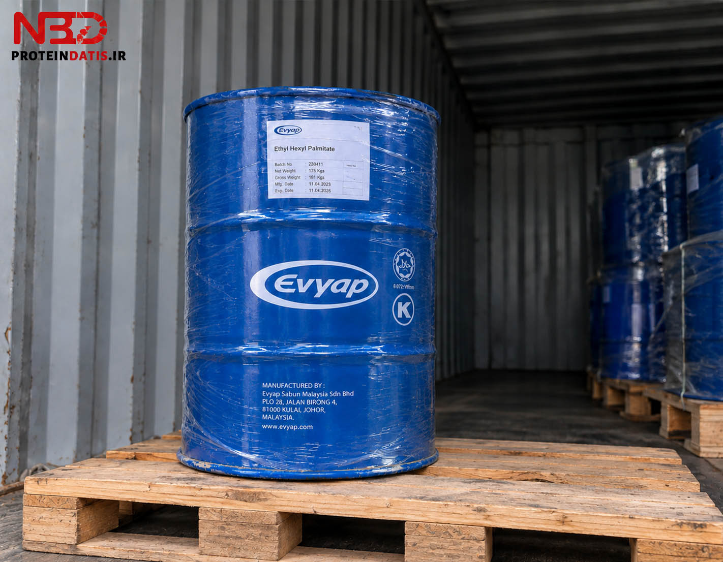 بشکه آبی ۱۷۵ کیلویی اتیل هگزیل پالمیتات (Ethyl Hexyl Palmitate) برند Evyap روی پالت داخل کانتینر